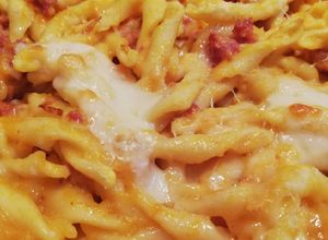 Foto di Strozzapreti alla crema di zucca, pasta di salame e provola
