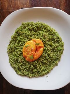 Una foto de Falso cous-cous de brócoli y huevo a la cúrcuma