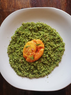 Una foto de Falso cous-cous de brócoli y huevo a la cúrcuma