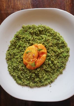 Una foto de Falso cous-cous de brócoli y huevo a la cúrcuma