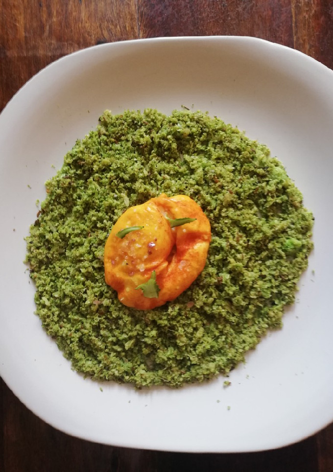 Una foto de Falso cous-cous de brócoli y huevo a la cúrcuma