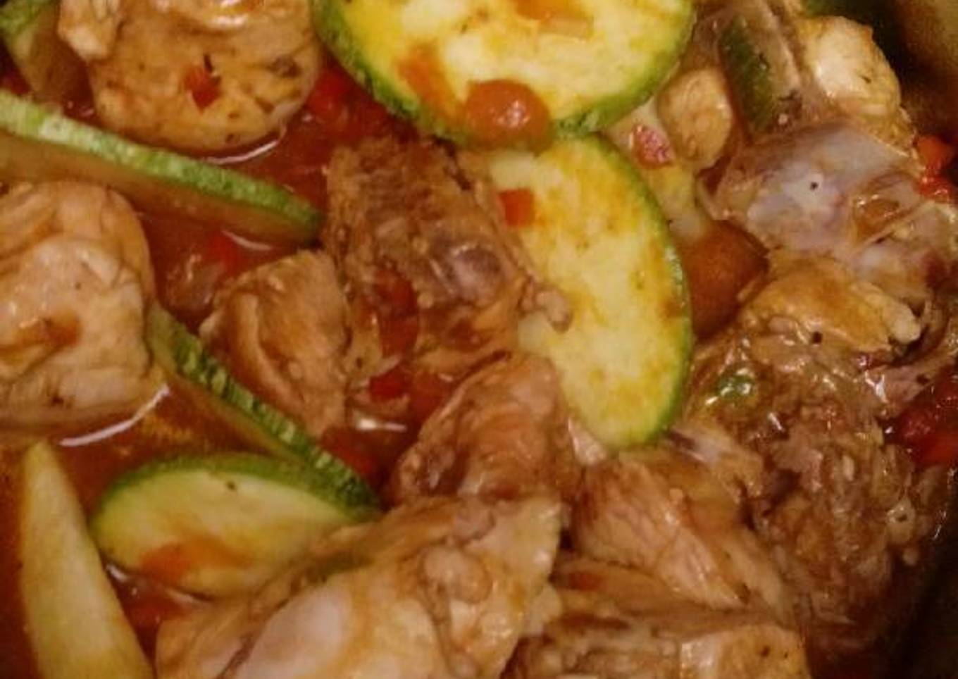 Pollo con ayote tierno en salsa de tomate