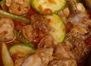 Una foto de Pollo con ayote tierno en salsa de tomate