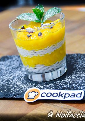 Foto di Cremoso di ricotta con gocce di cioccolato, pistacchi e purea di mango