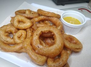 Una foto de Aros de cebollas con cerveza