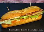 Una foto de bocadillo chivito