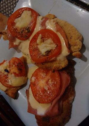 Una foto de Milanesa de pollo napolitana brava