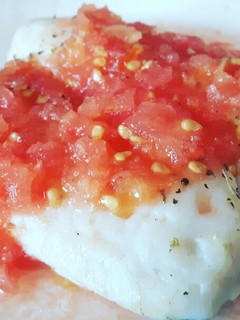 Una foto de Lomos de merluza con tomate rallado