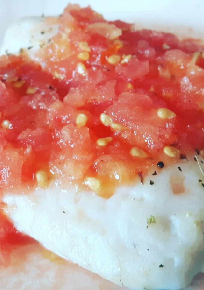 Una foto de Lomos de merluza con tomate rallado