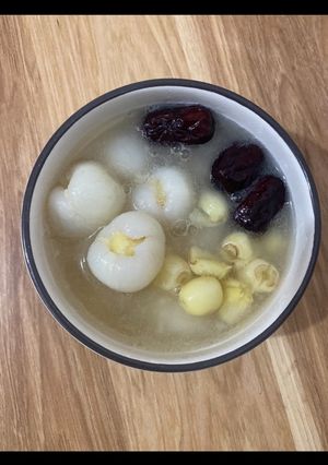 Hình của món Chè long nhãn hạt sen táo đỏ.