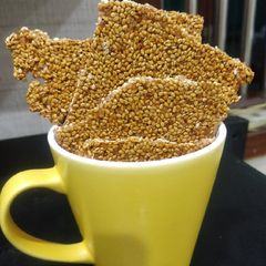 A picture of Til gur chikki.