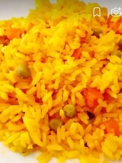 Una foto de Arroz amarillo con verdura y cebolla