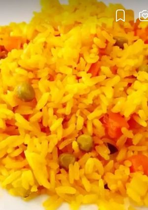Una foto de Arroz amarillo con verdura y cebolla