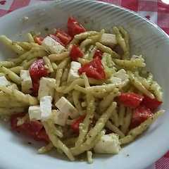 Foto di Pasta al pesto con pomodorini e Feta