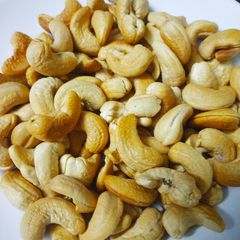 A picture of Roasted & salted crunchy cashew nuts.