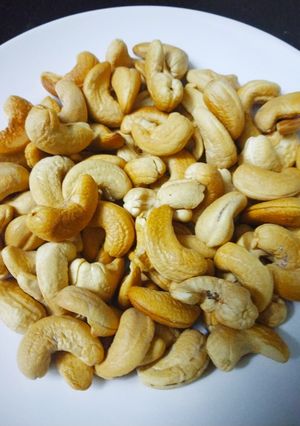 A picture of Roasted & salted crunchy cashew nuts.