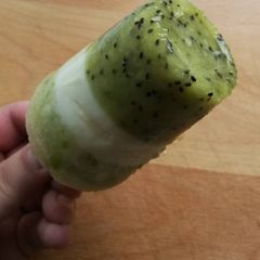 A picture of Fruit ice cream kiwi and apple.