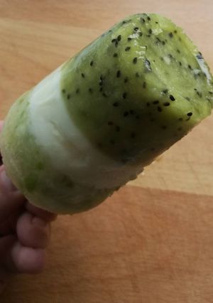 A picture of Fruit ice cream kiwi and apple.