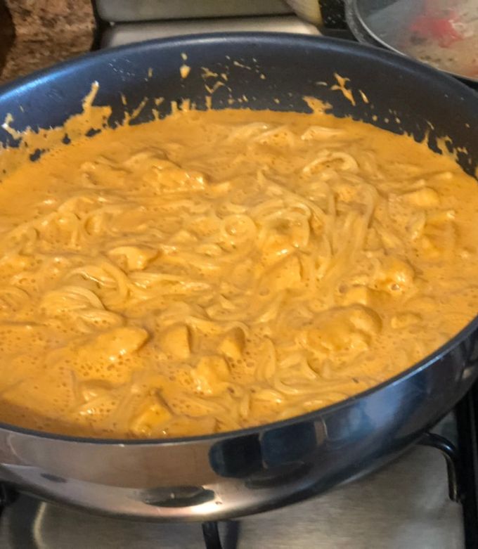 Una foto de Espagueti con pechuga en crema de chipotle