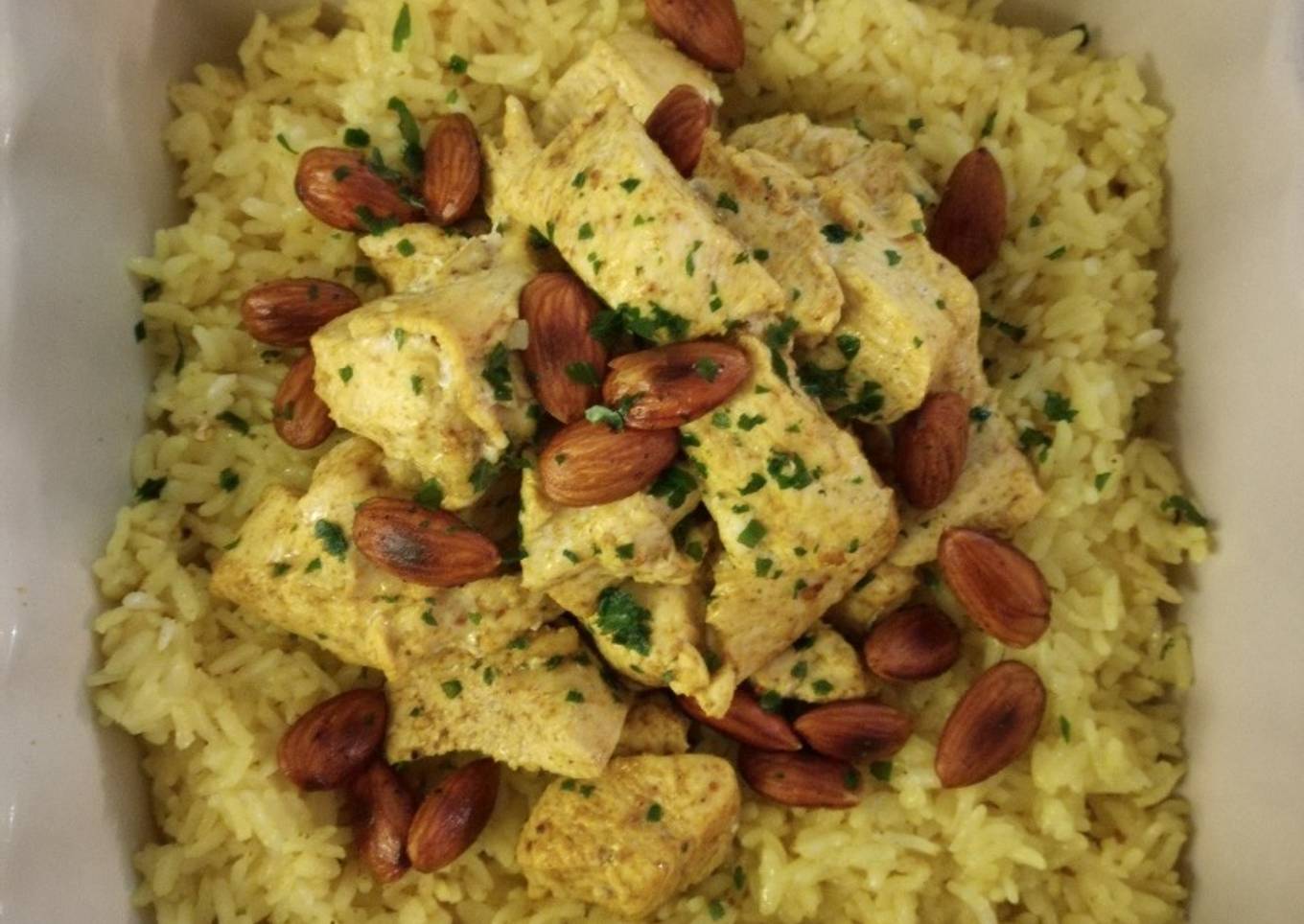 Pollo y arroz al curry al vapor