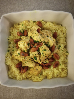 Una foto de Pollo y arroz al curry al vapor