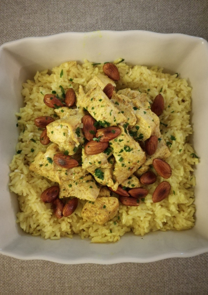 Una foto de Pollo y arroz al curry al vapor