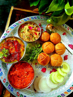 दाल बाटी चूरमा और चटनी (Dal Bati Churma Aur Chutney recipe in Hi रेसिपी मुख्य फोटो