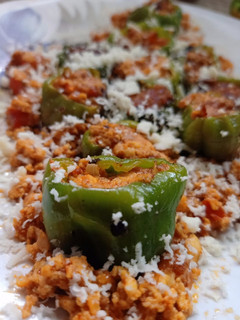 स्टफ चीजी पनीर कॅप्सिकम (Stuffed cheesy paneer capsicum) रेसिपी चे मुख्य फोटो