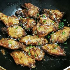 A picture of Garlic Parmesan Fried Chicken Wings.