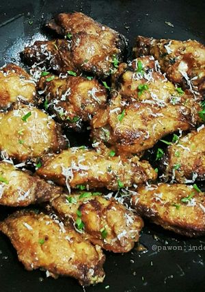 A picture of Garlic Parmesan Fried Chicken Wings.