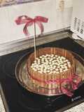 Tarta kit kat con obleas nutella y lacasitos de chocolate blanco