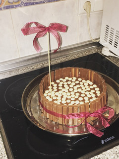 Una foto de Tarta kit kat con obleas nutella y lacasitos de chocolate blanco