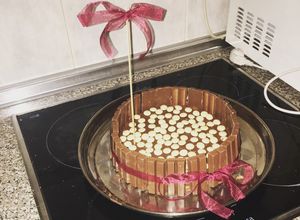 Foto principal de Tarta kit kat con obleas nutella y lacasitos de chocolate blanco