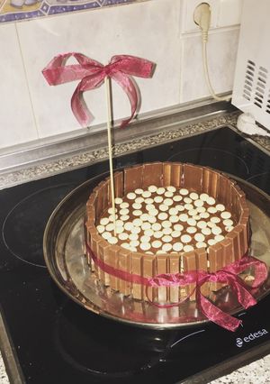 Una foto de Tarta kit kat con obleas nutella y lacasitos de chocolate blanco