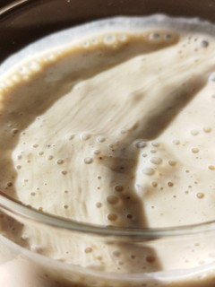 Una foto de Batido de plátano, avena y nueces con chía