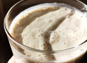 Foto principal de Batido de plátano, avena y nueces con chía