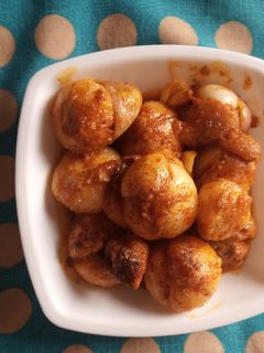 આખી ડુંગળી નું શાક (Akhi Dungli Shak Recipe In Gujarati) રેસીપી મુખ્ય ફોટો