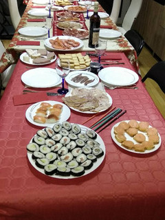 Una foto de Sushi de salmón, atún y bacalao