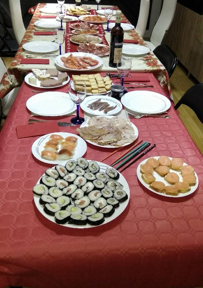 Una foto de Sushi de salmón, atún y bacalao