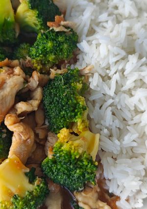 Zdjęcie przepisu Stir fry - kurczak z brokułami.