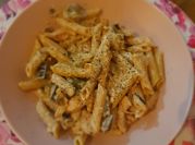 Una foto de pasta integral con pollo