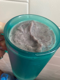 Una foto de Frappé de moras, matcha y plátano
