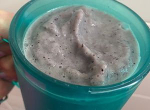 Una foto de Frappé de moras, matcha y plátano