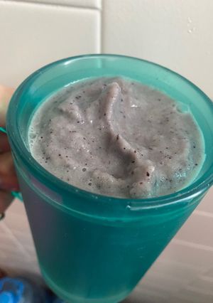 Una foto de Frappé de moras, matcha y plátano