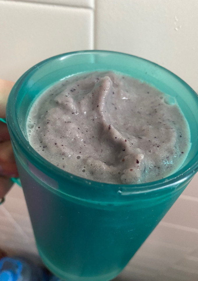 Una foto de Frappé de moras, matcha y plátano