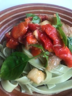 Una foto de Cintas de espinaca, con berenjena y pimiento asado (esgarrat)