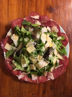 Una foto de Ensalada de bresaola con rúcula y parmesano