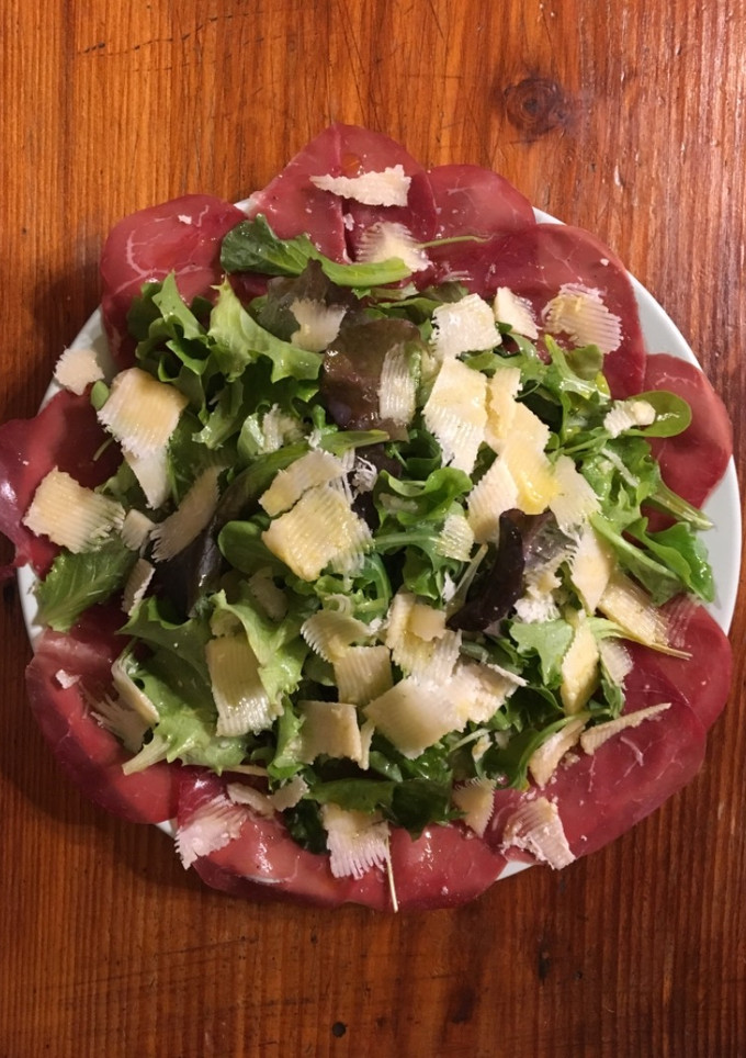 Una foto de Ensalada de bresaola  con rúcula y parmesano
