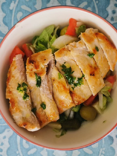 Una foto de Ensalada con pechuga de pollo asada