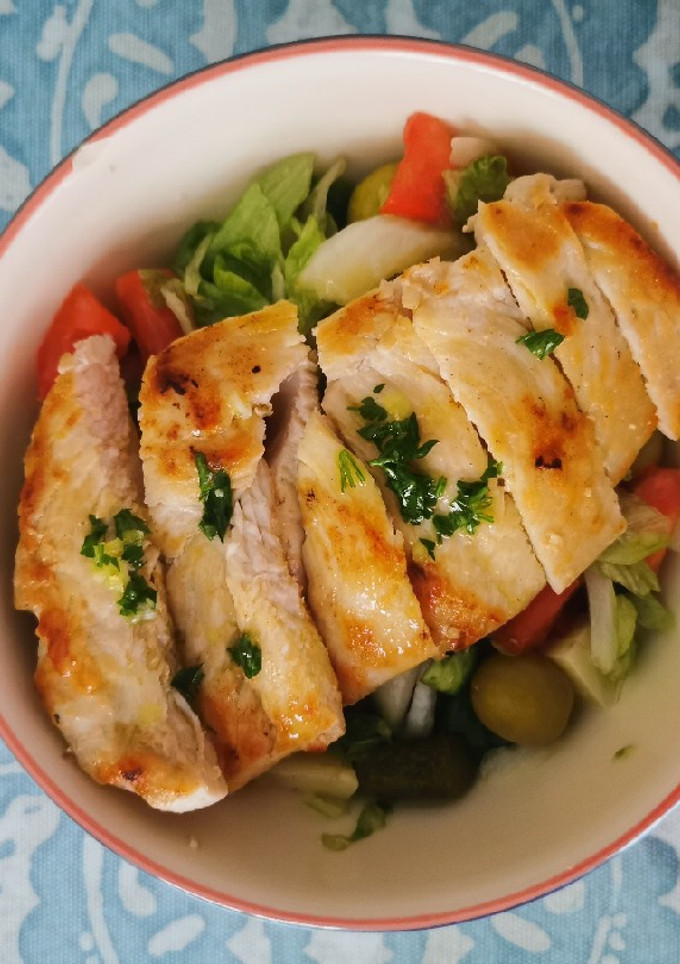 Una foto de Ensalada con pechuga de pollo asada